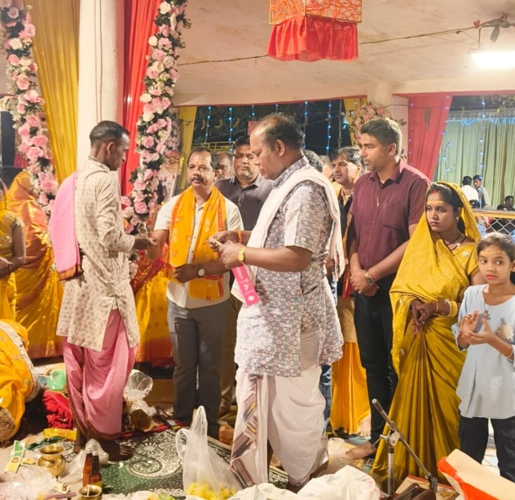 सालिक साय पाकरगॉव में आयोजित 'अखंड सोलह प्रहारी विष्णु नाम यज्ञ' में हुए शामिल .. क्षेत्र और समाज कि खुशहाली के लिए की प्रार्थना 2 2418334