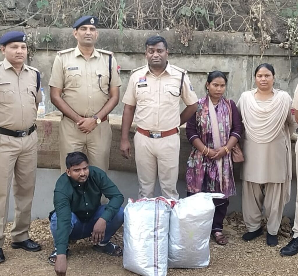 गाँजा कि तस्करी करते प्रेमी - प्रेमिका गिरफ्तार 1 2421057