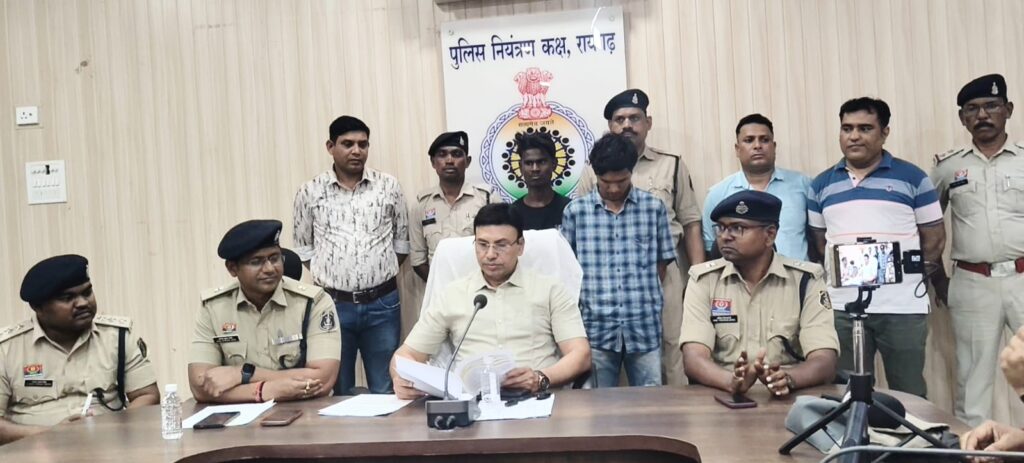मोबाइल शॉप में लाखों की चोरी का खुलासा .. 14 लाख के आईफोन के साथ दो आरोपी गिरफ्तार 1 2445421