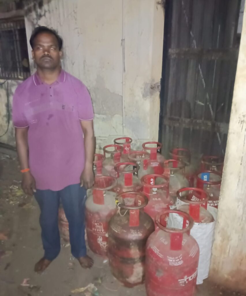 बंजारी मंदिर के पास 16 नग अवैध गैस सिलेंडर के साथ युवक गिरफ्तार 1 2519769