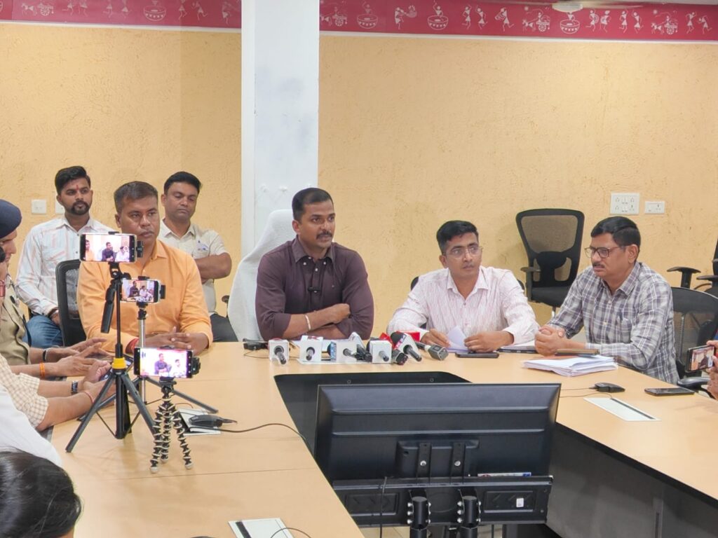 लक्ज़री कार से घूमकर सोने के चैन कि लूट .. 7 महिलाएं सहित 8 गिरफ्तार .. अंतरराज्यीय गिरोह बेनकाब 2 2741848