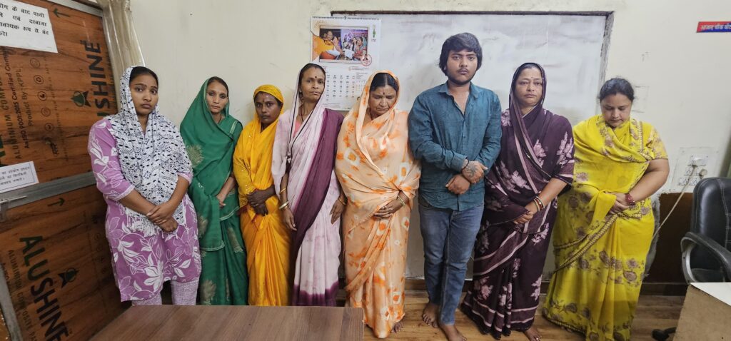 लक्ज़री कार से घूमकर सोने के चैन कि लूट .. 7 महिलाएं सहित 8 गिरफ्तार .. अंतरराज्यीय गिरोह बेनकाब 1 2743656