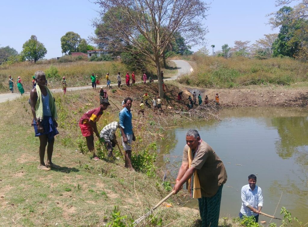 सामूहिक श्रमदान से चमका ग्राम झिमकी का तालाब .. स्वच्छता व जल संरक्षण का दिया संदेश 1 2749089