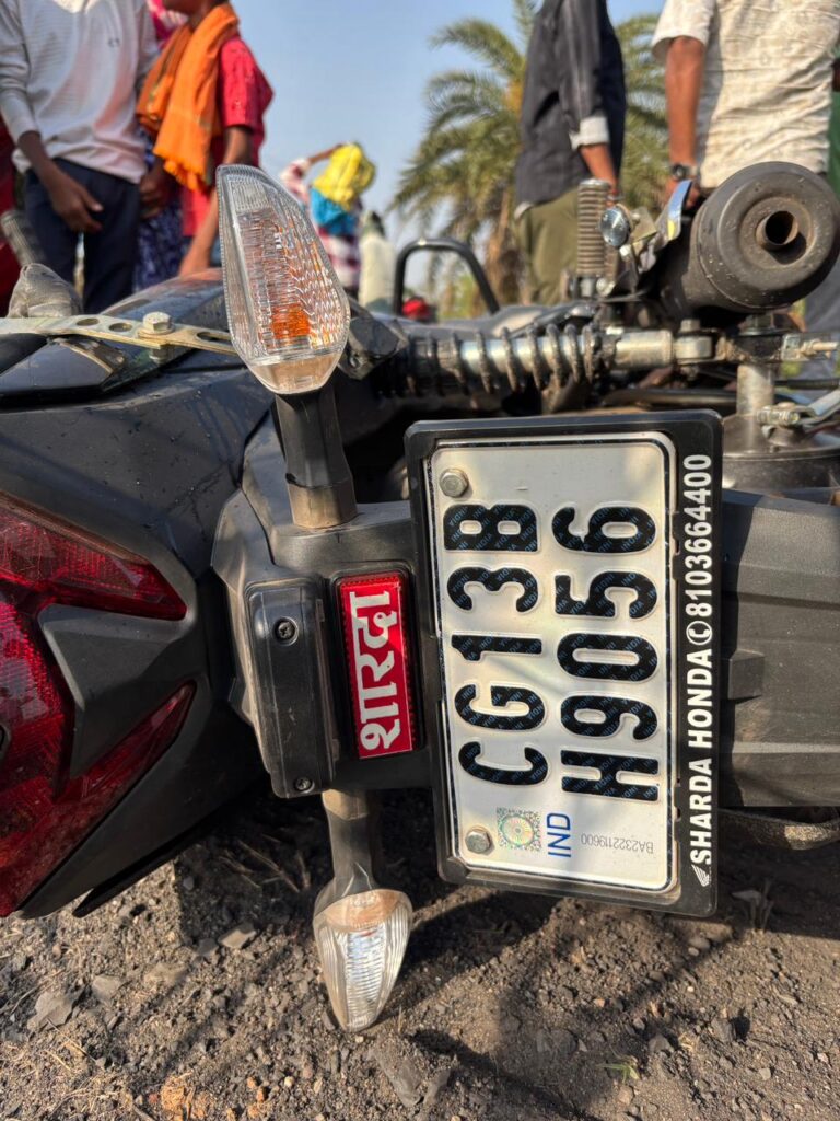 ट्रेलर कि चपेट में बाईक सवार दो कि मौत एक गंभीर .. पुलिस मौके 3 2763381