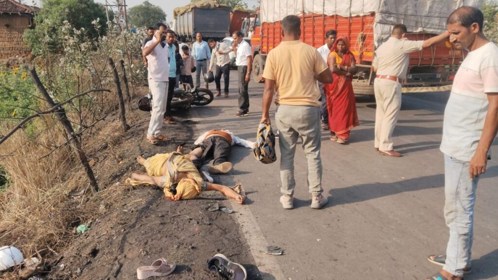 ट्रेलर कि चपेट में बाईक सवार दो कि मौत एक गंभीर .. पुलिस मौके 2 2763465