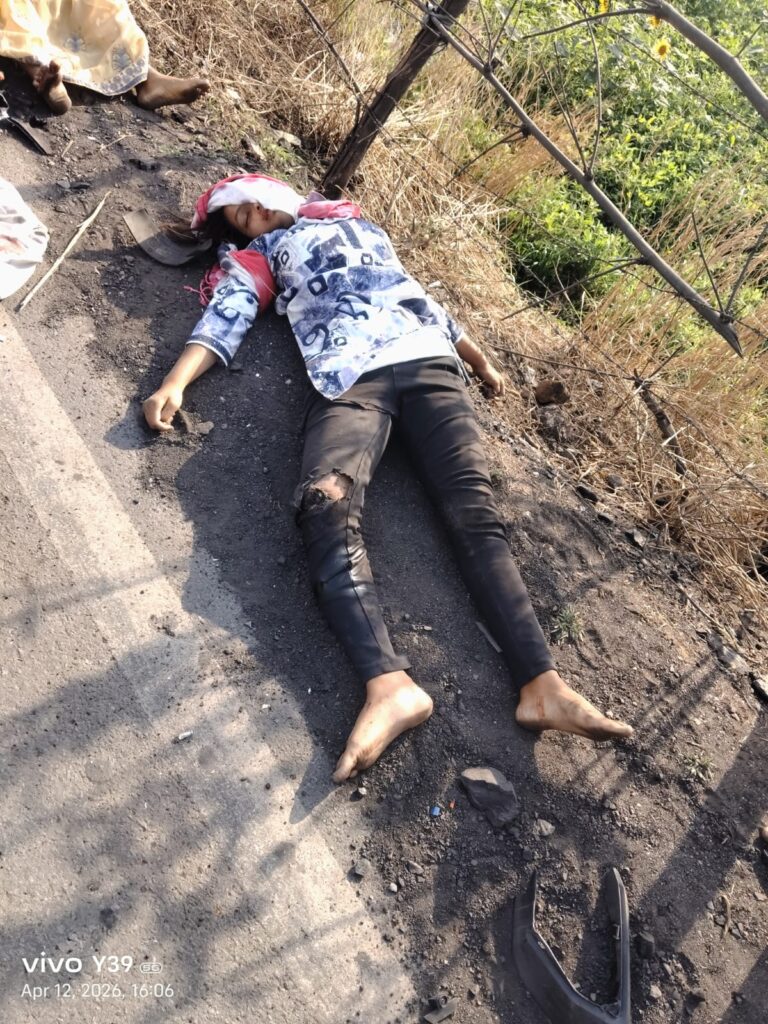 ट्रेलर कि चपेट में बाईक सवार दो कि मौत एक गंभीर .. पुलिस मौके 4 2763511