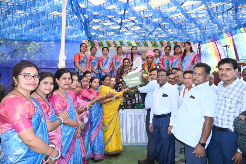 सेवा का सम्मान .. सेवा निवृत प्रधान पाठक गुणमणी गुप्ता को भावभीनी विदाई 2 2791067