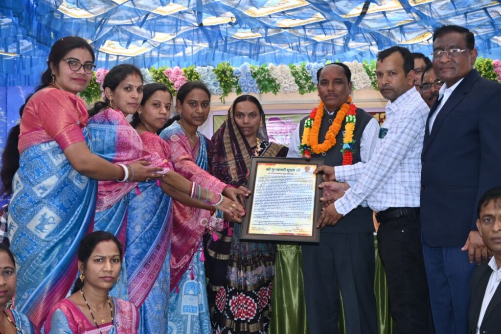 सेवा का सम्मान .. सेवा निवृत प्रधान पाठक गुणमणी गुप्ता को भावभीनी विदाई 1 2791070