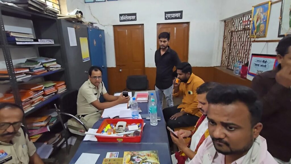 कबाड़ माफिया की VIP खातिरदारी .. थाने के भीतर चाय पीते तस्वीर ... 1 3257880