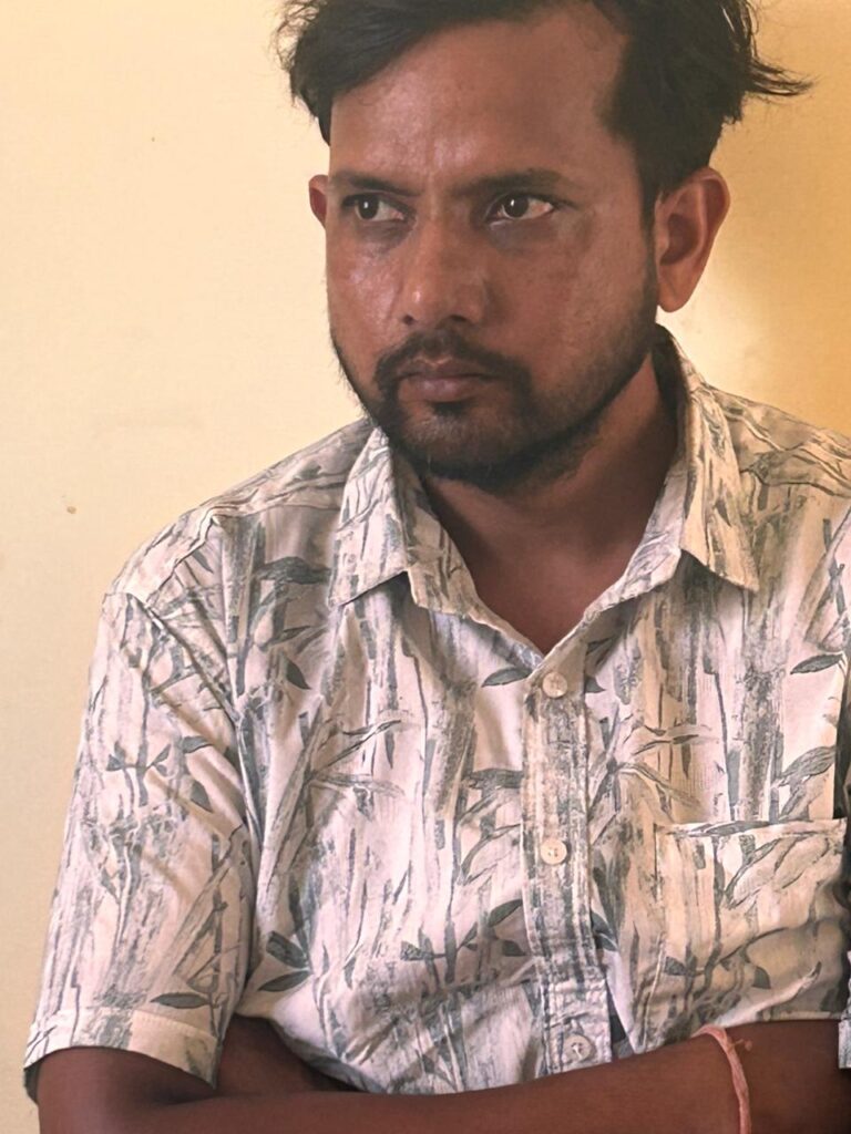 नाम सुधार के बदले 1 लाख की रिश्वत मांगने वाला बाबू गिरफ्तार 1 3316760