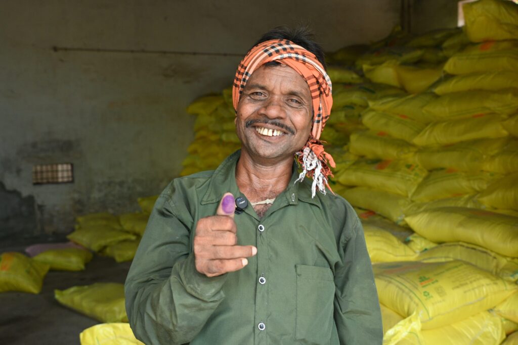 समितियो में खाद- बीज़ लेने किसानों में उत्साह,सुगम व्यवस्था से जताई संतुष्टि 1 3352068
