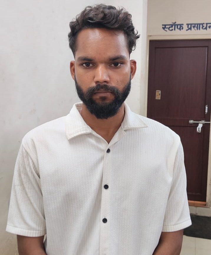 बॉयफ्रेंड की दूसरी युवती से बातचीत से आहत युवती ने दी जान .. प्रेमी गिरफ्तार 1 3470780