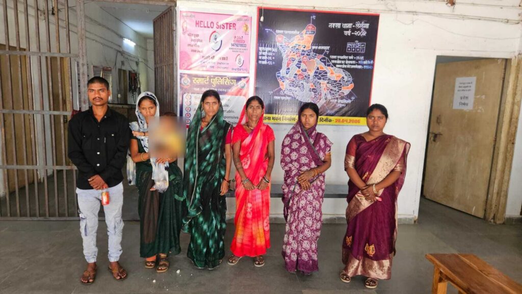 बाजार में पलक झपकते पाकेटमारी करने वाली महिला गैंग .. 5 महिलाएं और 1 पुरुष गिरफ्तार 1 3497616