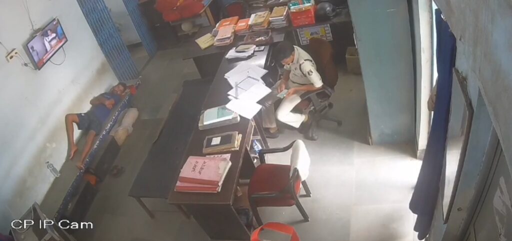 बंदी संजय बघेल की मौत पर उठे सवाल .. रुपये लेने की शिकायत पर दो पुलिसकर्मी लाइन अटैच 1 3509361