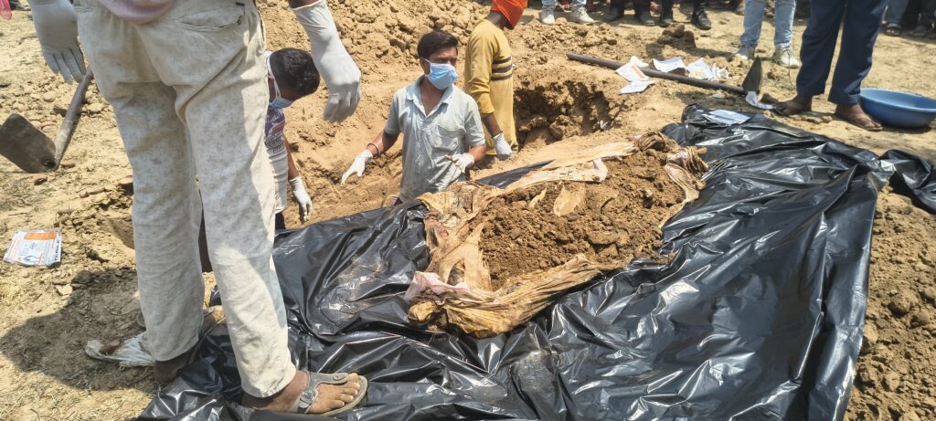 जहरीली शराब ने ली 8 जानें .. खोदी जा रही कब्रें 1 3513606