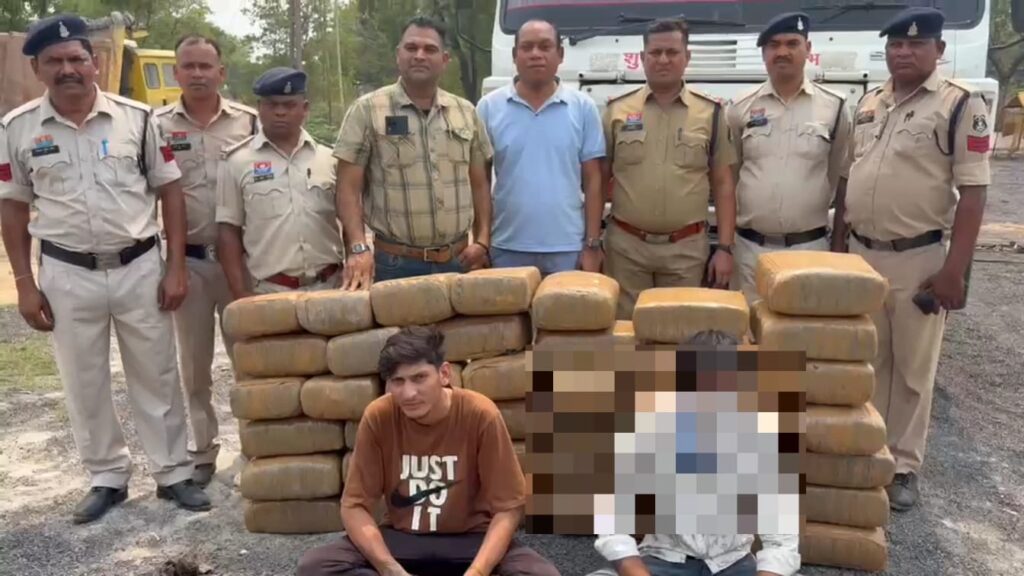 एक करोड़ पैतालीस लाख से अधिक के गांजा के साथ आरोपी गिरफ्तार 1 3529932