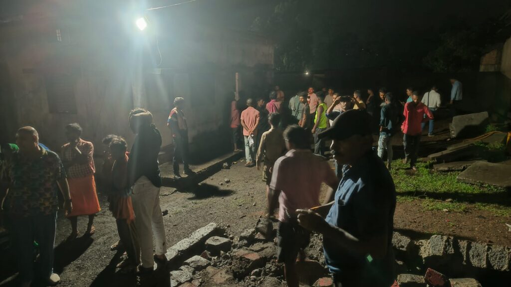 अंधड से माँ लक्ष्मी और .. प्लांट कि दिवार गिरी .. दबकर एक महिला कि मौत 2 घायल .. पुलिस मौके पर 1 3535671