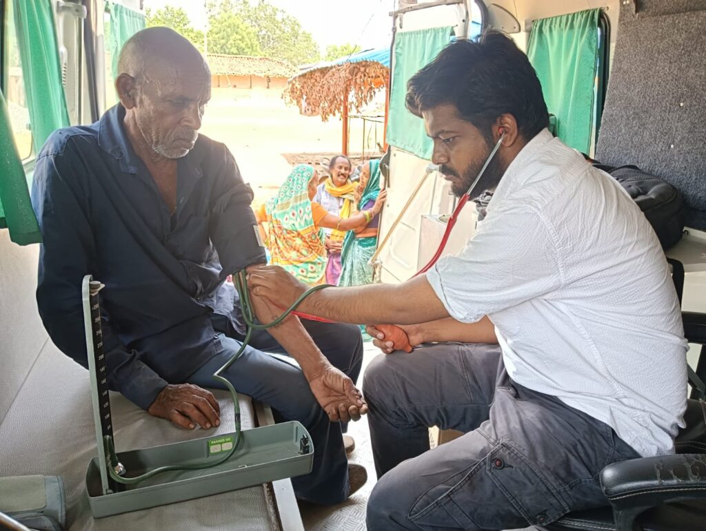 मोबाइल हेल्थकेयर यूनिट .. 48 गांवों तक स्वास्थ्य सेवाओं की पहुंच 1 3555212