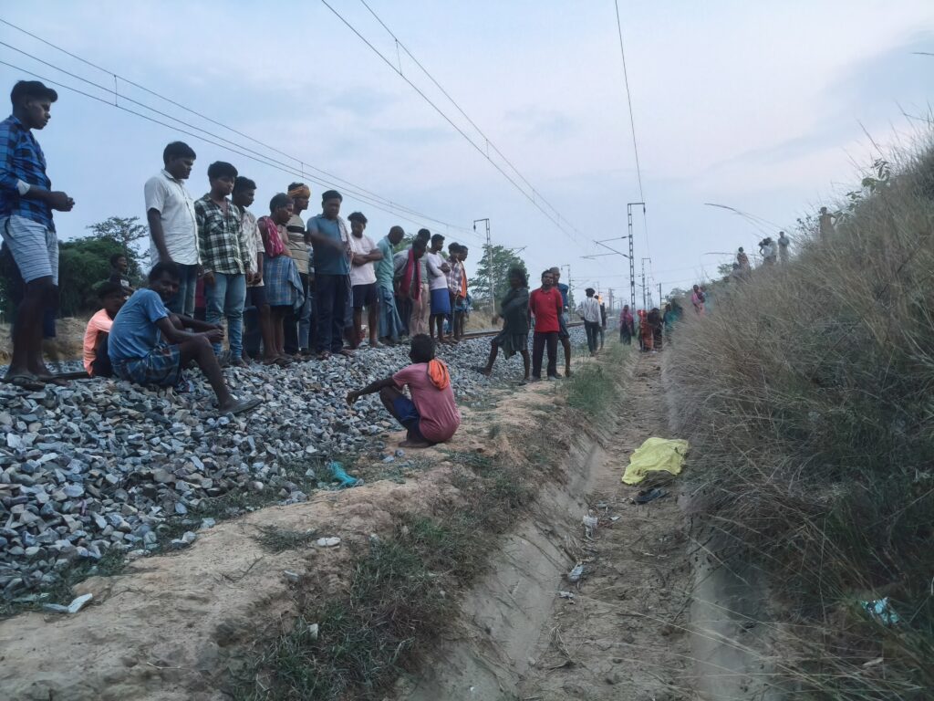 रेल्वे ट्रक बना .. ट्रेन की चपेट में आने से ग्रामीण की मौत … ग्रामीणों मे आक्रोश .. पुलिस मौके पर 3 3557868