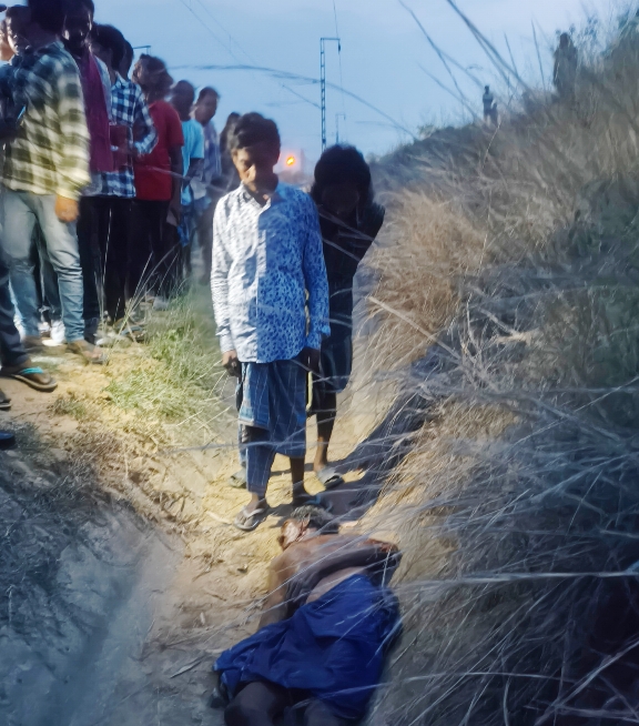 रेल्वे ट्रक बना .. ट्रेन की चपेट में आने से ग्रामीण की मौत … ग्रामीणों मे आक्रोश .. पुलिस मौके पर 2 3558409