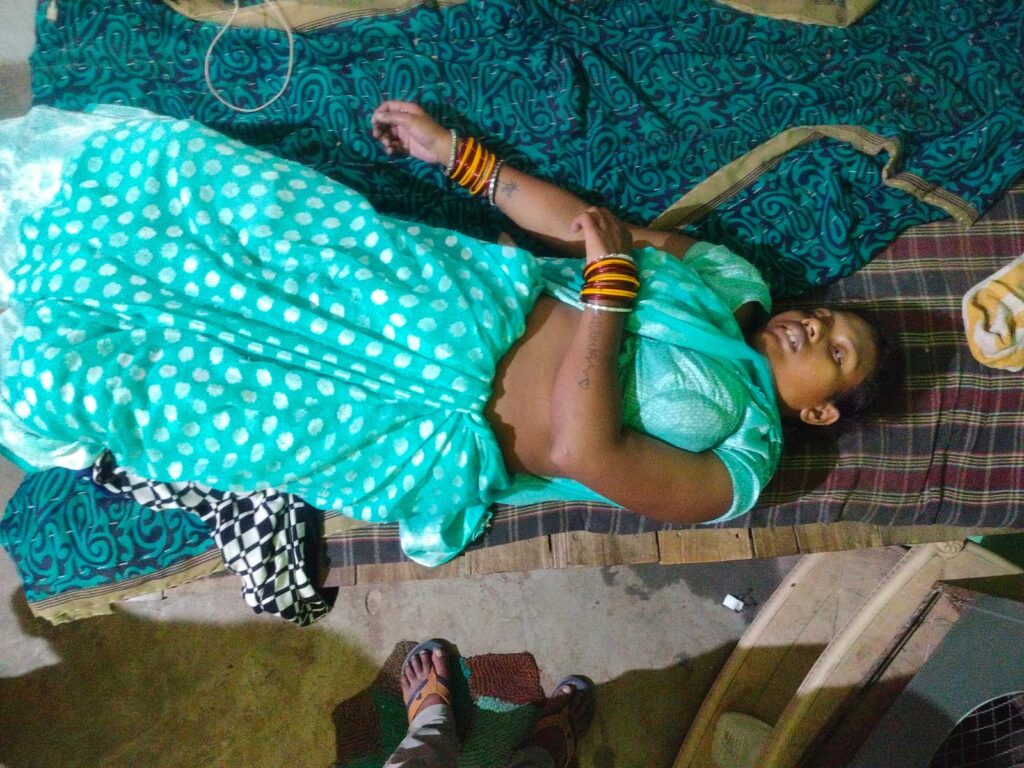 कमरे मे साडी से महिला कि झूलती मिली लाश .. पुलिस जाँच मे जुटी 2 IMG 20260620 WA0008