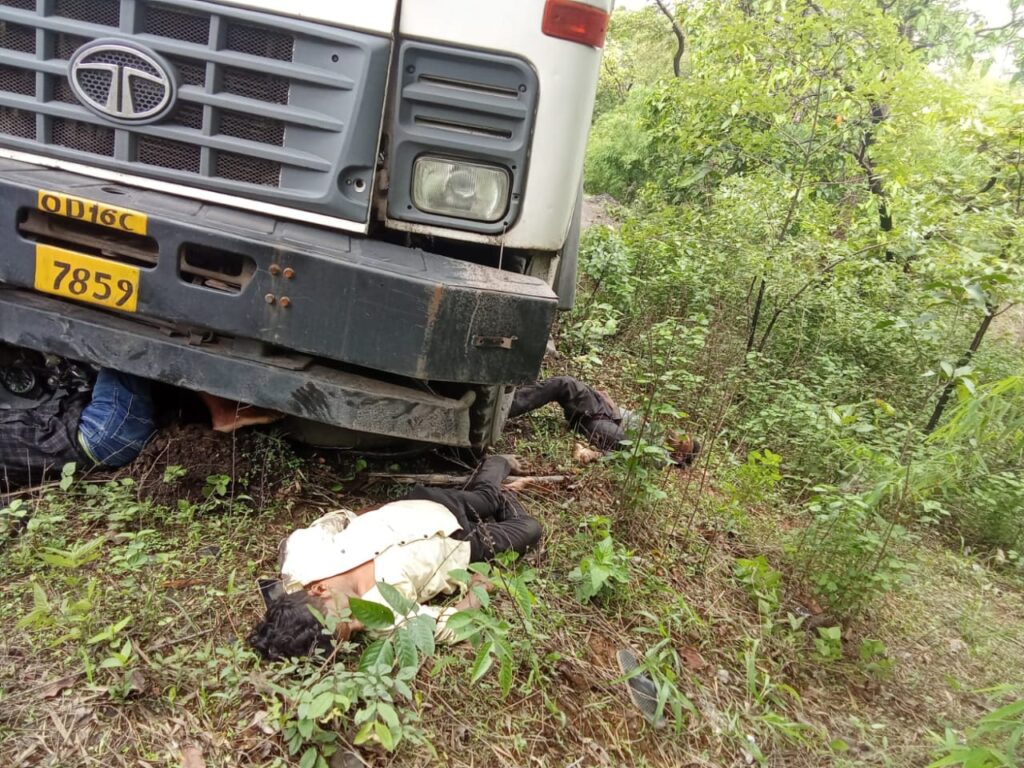 बाईक सवार तीन दोस्तों को ट्रक ने रौंदा .. दो की मौत एक कि हालत गंभीर 2 3723951