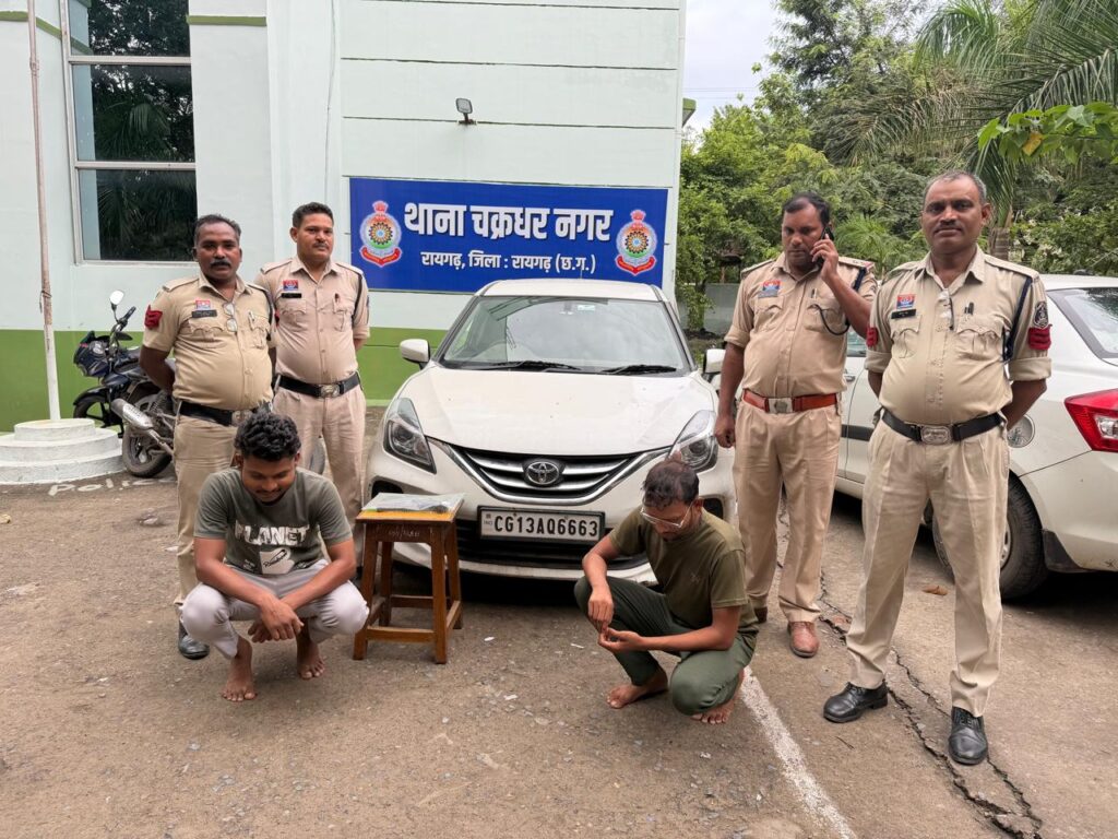 शराब दुकान के पास कार मे देशी कट्टे के साथ दो युवक गिरफ्तार .. फरार कि तलाश जारी 2 3748333