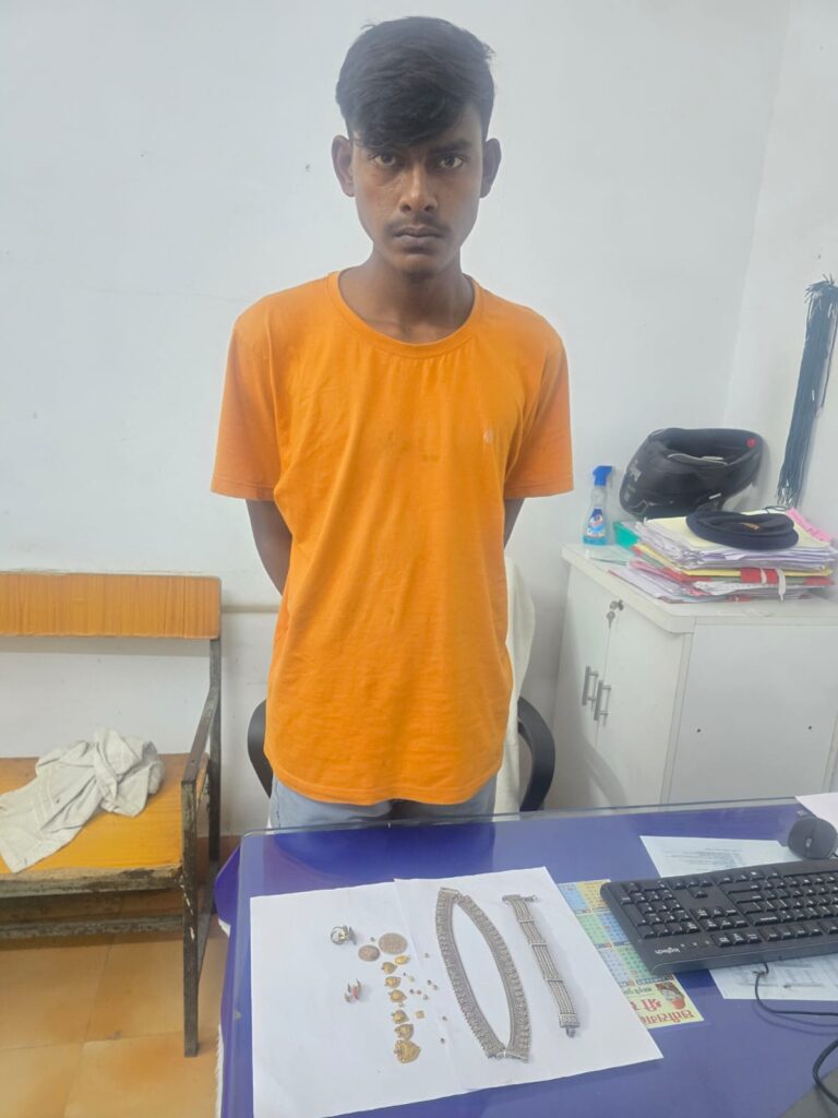 शादी मे गए परिवार .. चोरों ने उड़ाए लाखों के सोने-चांदी .. नाबालिग सहित दो गिरफ्तार 2 3753575
