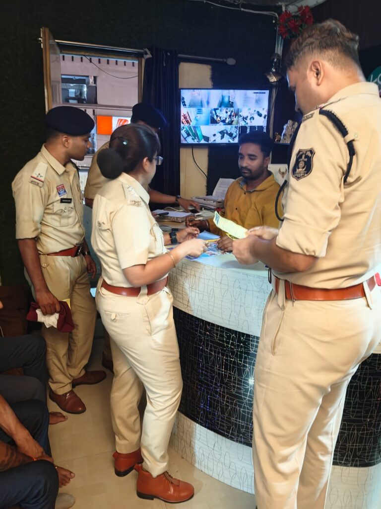 स्पा सेंटर मे अचानक पहुंची पुलिस .. मचा हड़कंप .. 10 स्पा सेंटर .. दी सख्त कार्रवाई की चेतावनी 1 3775529