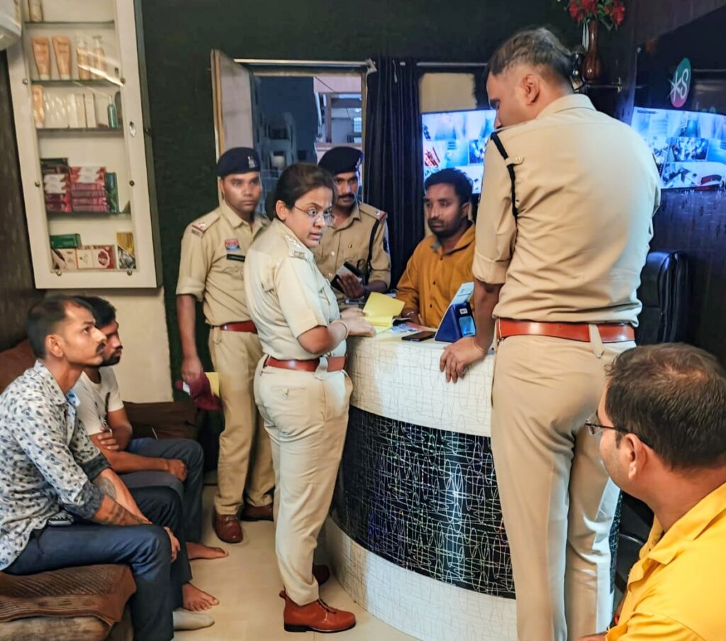 स्पा सेंटर मे अचानक पहुंची पुलिस .. मचा हड़कंप .. 10 स्पा सेंटर .. दी सख्त कार्रवाई की चेतावनी 2 3776684