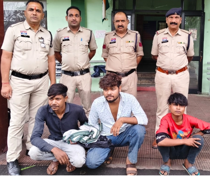 चाकू की नोक पर लूटपाट .. 30 हजार ऑनलाइन पेमेंट .. तीन आरोपी गिरफ्तार 1 3822590