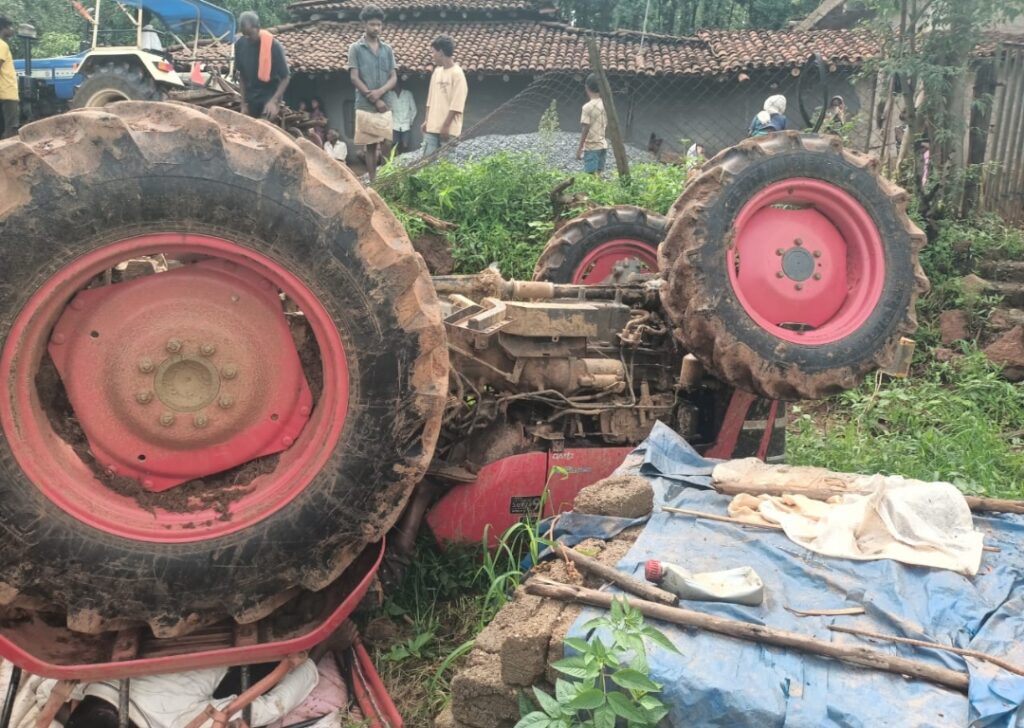 खेत जाने समय ट्रैक्टर अनियंत्रित होकर पलटा .. मालिक सहित दो की मौत 1 3872930