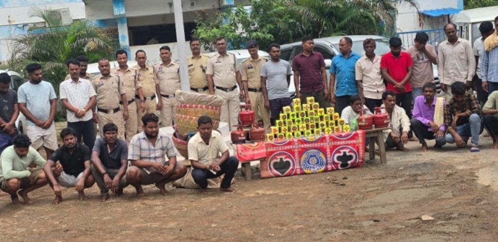 जिले में जुए पर बड़ी कार्यवाई .. 33 जुआरी गिरफ्तार .. 7 लग्जरी कारें और लाखों का सामान जब्त 1 3880577