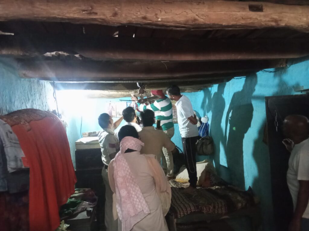 मियांर में फंदे पर महिला कि झूलती मिली लाश .. पुलिस जांच में जुटी 2 3888608