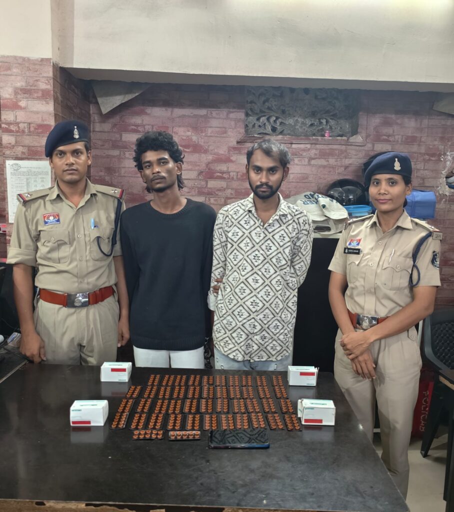 ग्राहक कि तलाश .. नशीली दवा के साथ दो तस्कर गिरफ्तार ..1.83 का माल जब्त 1 3894638