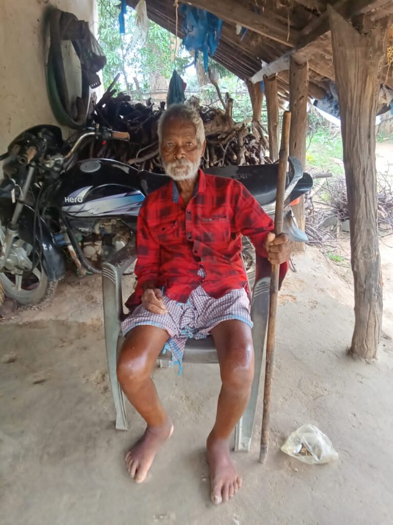 लकवाग्रस्त किसान के घर पहुंची टीम .. खम्हार समिति ने कराया एग्रीस्टैक पंजीयन 1 3994732