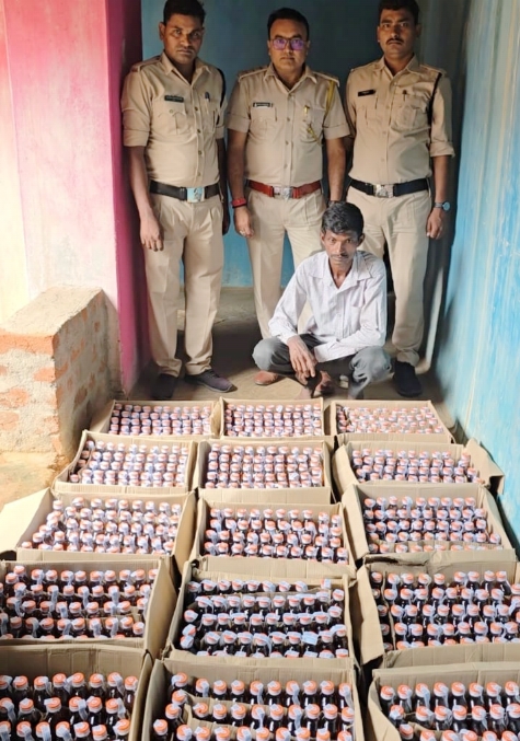 पंच का घर अवैध शराब का ठिकाना .. 18 पेटियों में गोवा व्हिस्की जब्त .. दो गिरफ्तार 1 4077856