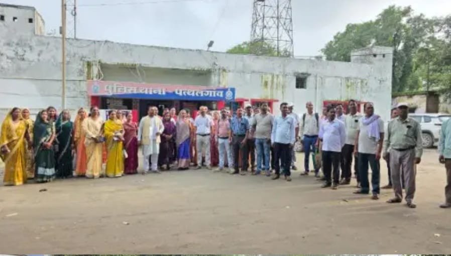 सरपंच सचिव के साथ कथित मारपीट .. भड़का सरपंच - सचिव संघ पहुंचा थाना 2 4156943