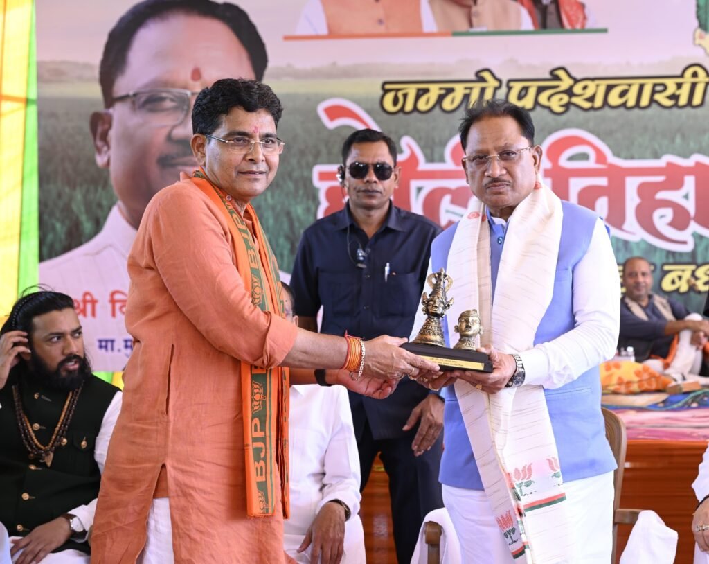 राजस्व मंत्री श्री टंकराम वर्मा के नवीन शासकीय आवास के गृह प्रवेश कार्यक्रम में शामिल हुए मुख्यमंत्री साय 1 4175382