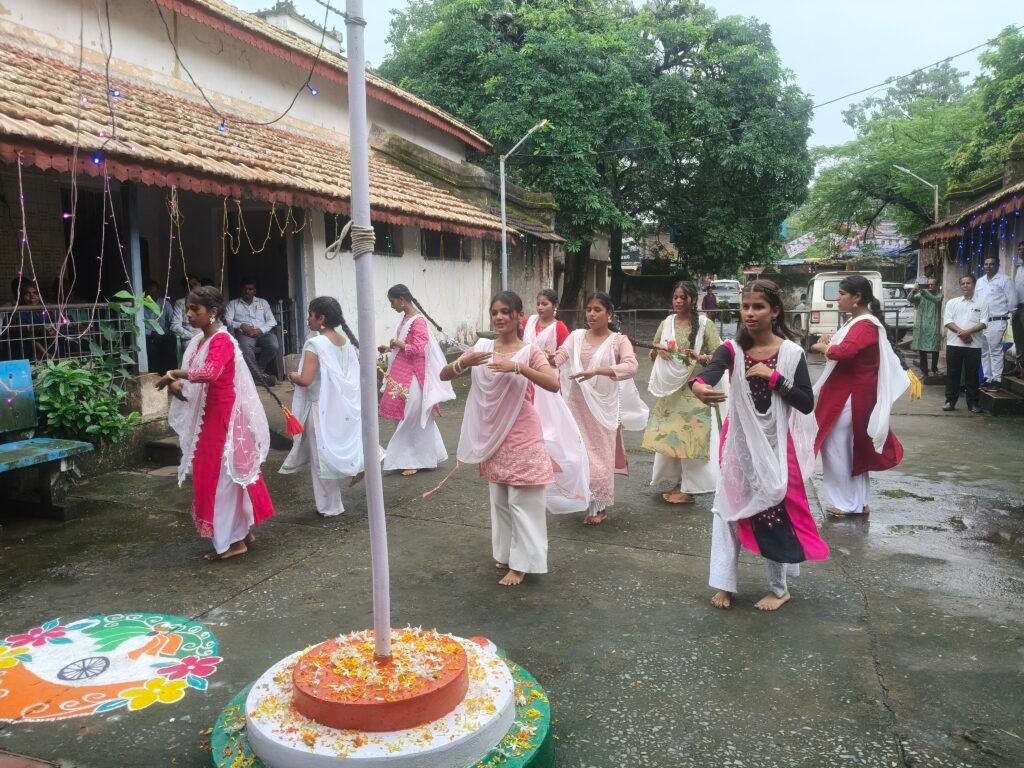 नगर में मना स्वतंत्रता दिवस का जश्न .. सरकारी संस्थानों से चौक-चौराहों तक लहराया तिरंगा 4 4201382