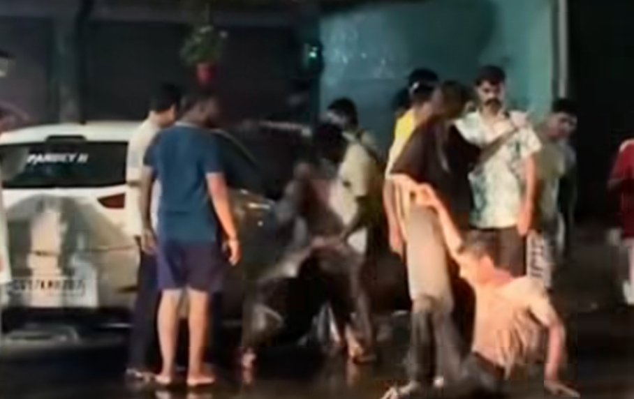 एक्सीडेंट के बाद कार सवार युवक और युवती ने किया रोमांस .. लोगों ने कि धुनाई .. वीडियो हुआ वायरल 3 4213808