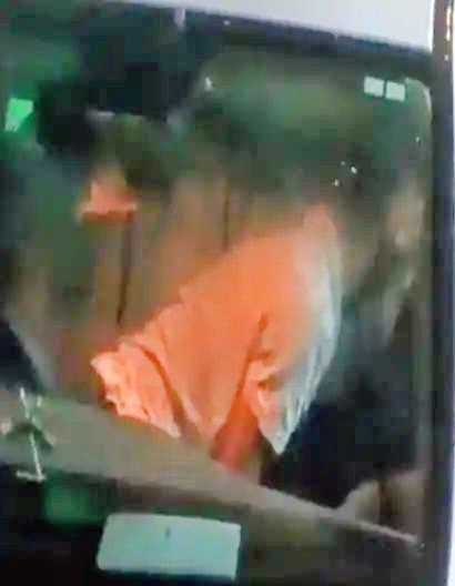 एक्सीडेंट के बाद कार सवार युवक और युवती ने किया रोमांस .. लोगों ने कि धुनाई .. वीडियो हुआ वायरल 2 4213823