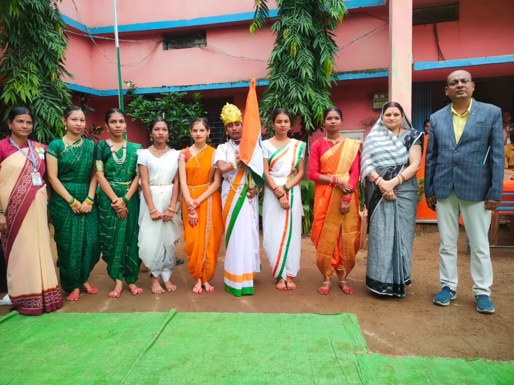 सरस्वती शिशु मंदिर में शान से लहराया तिरंगा .. सुनील ठाकुर ने किया ध्वजारोहण 3 4216806 1