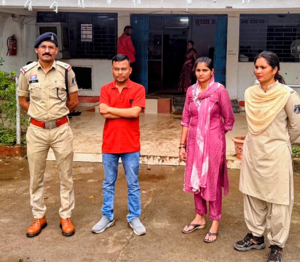 नौकरी लगाने के नाम पर 2 लाख रुपये की ठगी .. पति-पत्नी गिरफ्तार 1 4259976