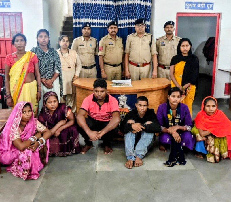 चलती बसों में चेन चोरी करने वाले गिरोह .. 7 महिलाएं समेत 9 गिरफ्तार 1 4270776