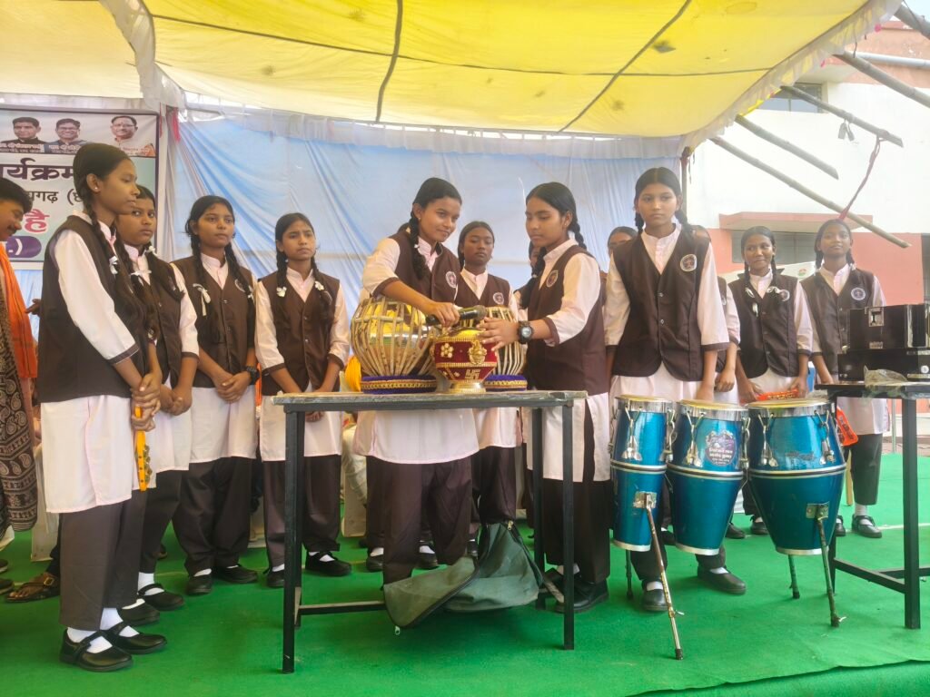 हाथ में अधिकार चेहरे पर खुशी ... छर्राटांगर में सांसद राधेश्याम ने 190 हितग्राहियों को बाँटा पट्टा .. 4 4279708