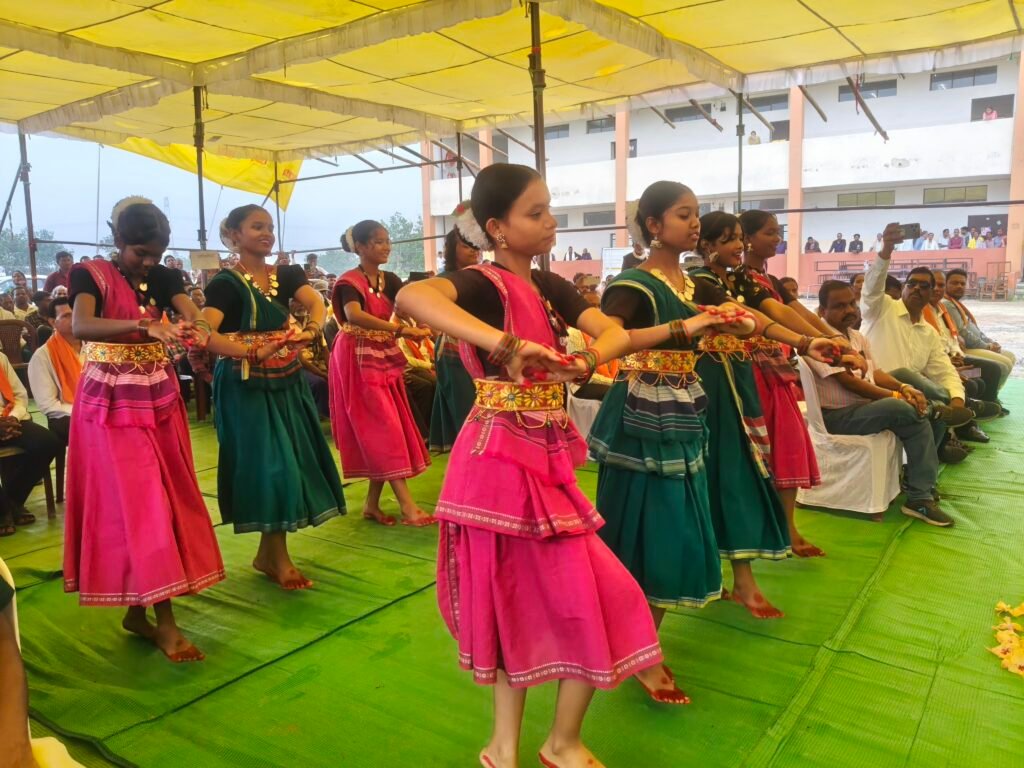 हाथ में अधिकार चेहरे पर खुशी ... छर्राटांगर में सांसद राधेश्याम ने 190 हितग्राहियों को बाँटा पट्टा .. 3 4280245