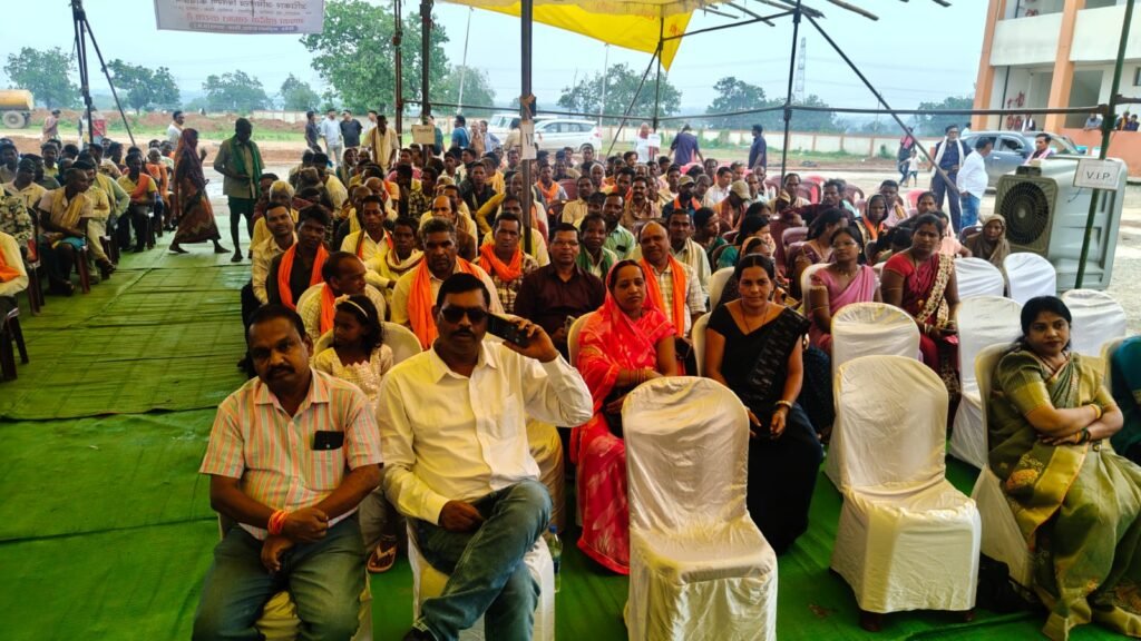 हाथ में अधिकार चेहरे पर खुशी ... छर्राटांगर में सांसद राधेश्याम ने 190 हितग्राहियों को बाँटा पट्टा .. 5 4282164