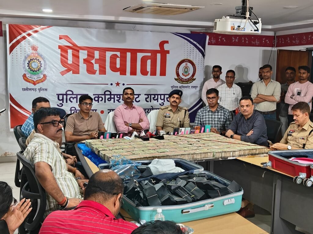 4 करोड़ की नकदी देख पुलिस हुई हैरान .. ब्लैक करेंसी गैंग के 7 ठग गिरफ्तार 2 4298892