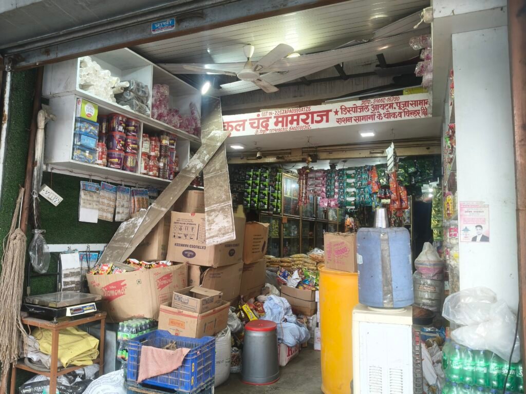पुलिस को खुली चुनौती देते चोर .. थाना से लगे 2 दुकानों में छत तोड़कर में लाखों कि चोरी .. दुकानदारो में दहशत 3 4314864